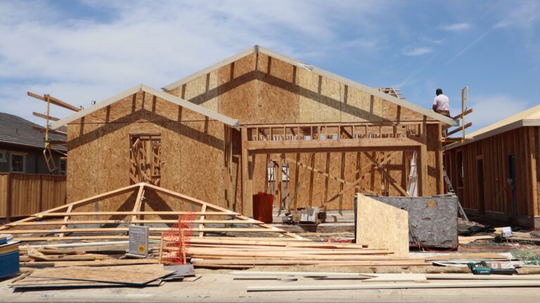 Đội thợ AnPhatBuild thi công phần khung nhà