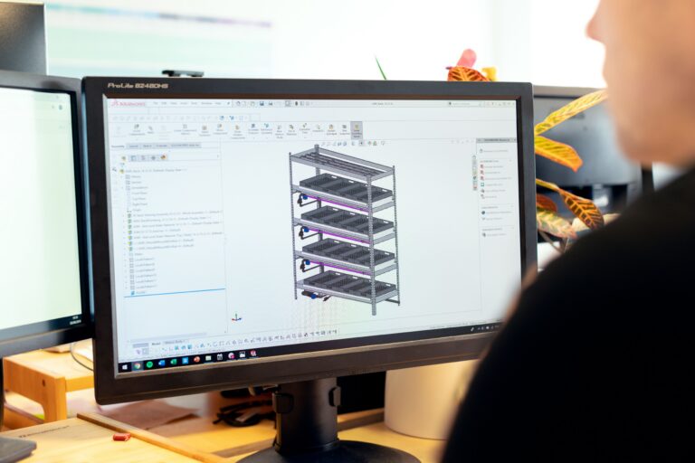 Kỹ sư AnPhatBuild dựng bản vẽ 3D trên máy tính